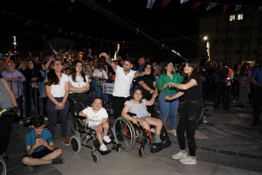 Şehzadeler Belediyesi’nin düzenlediği Yaza Merhaba Konserinde onbinlerce vatandaş, unutulmaz bir akşam geçirdi