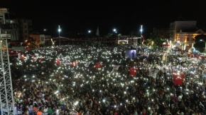 Şehzadeler Belediyesinin düzenlediği Yaza Merhaba Konserinde onbinlerce vatandaş, unutulmaz bir akşam geçirdi