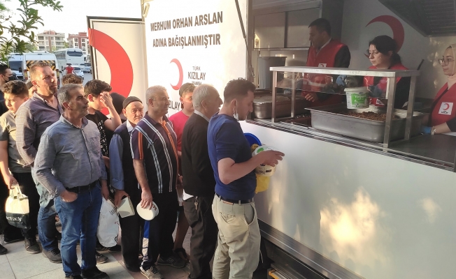 Türk Kızılay Manisa Şubesi 6 Bin Kişiye Sıcak Yemek Dağıttı