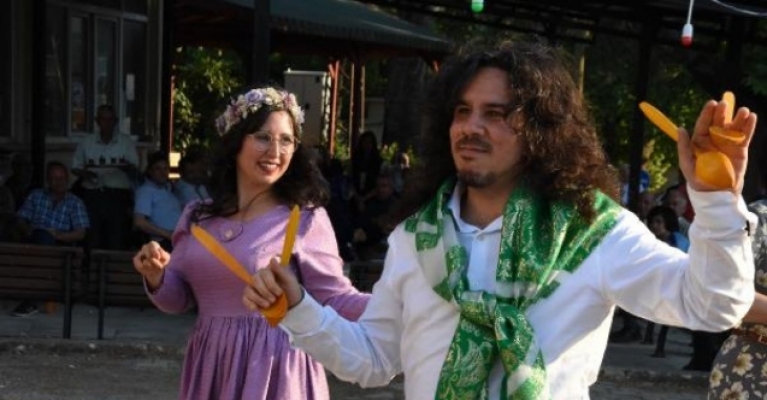 Brezilyalı müzisyen Türk kızıyla evlendi, tahta kaşıkla çiftetelli oynadı göbek attı