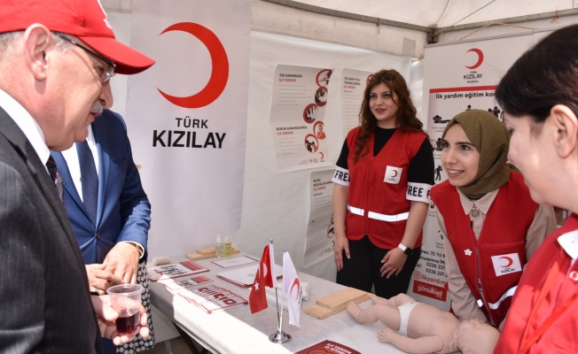Manisa'da Protokol Üyelerinden Türk Kızılay'a Temassız Bağış