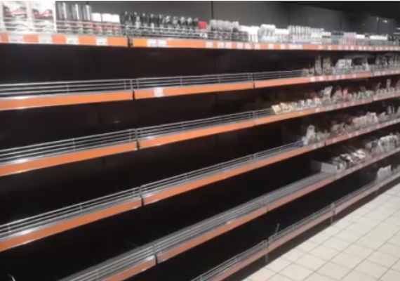 Ukrayna’nın Çernihiv kentinde market rafları boş kaldı
