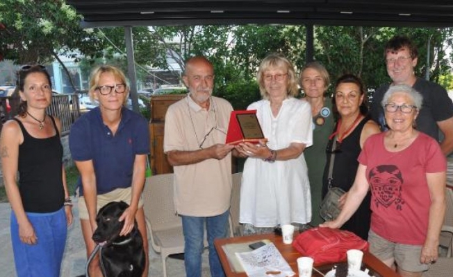 Datça'da, 'sokak hayvanlarının koruyucu meleği' Alman Carla'ya, 'Yaşam Boyu Onursal Üyelik'
