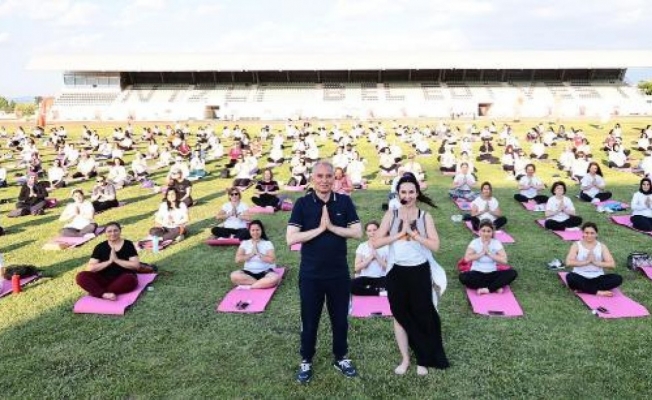Dünya Yoga Günü'nde 500 kadın yoga yaptı