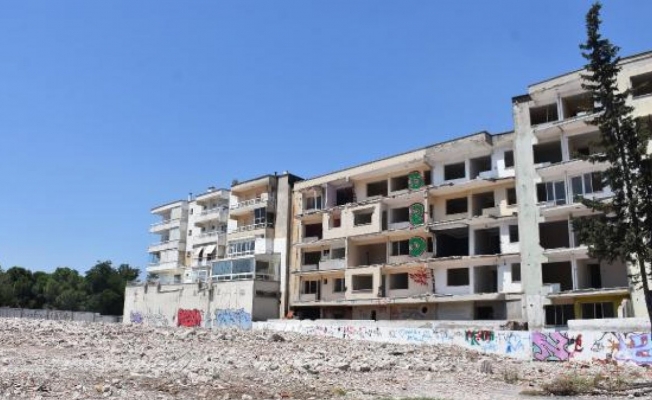 İzmir'deki eğik binalardan 7'si yıkıldı