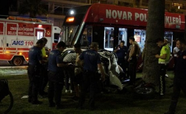 Otomobil tramvay hattına uçtu, çarptığı ağaç olası faciayı önledi