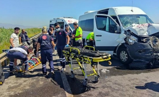 Yolcu minibüsü kamyonete çarptı: 10 yaralı