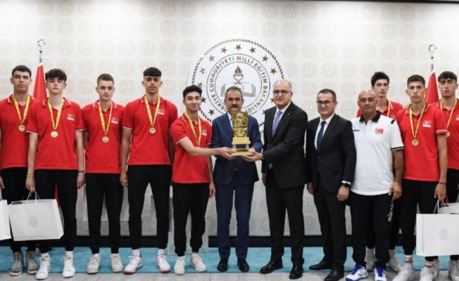 Bakan Özer filenin 'Dünya Şampiyonları'nı ağırladı