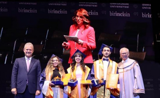 İzmir Ekonomi Üniversitesi’nde mezuniyet coşkusu