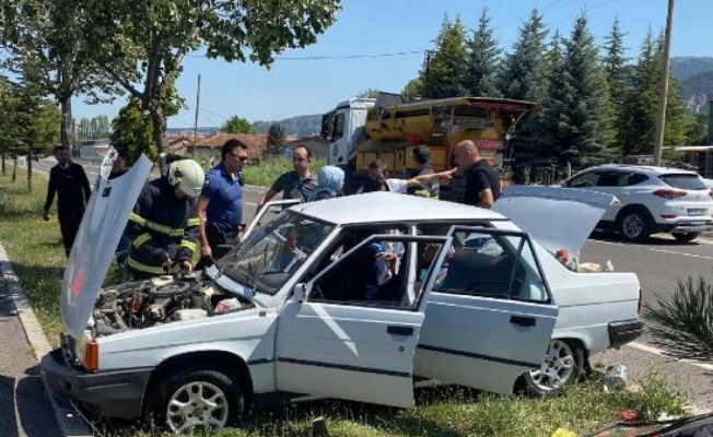 Otomobil refüjdeki ağaca çarptı: 3 yaralı