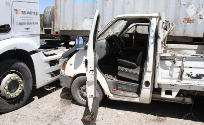 TIR'la çarpışan süt toplama kamyonetinin şoförü yaralandı