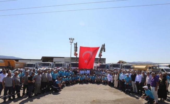 Yunusemre Belediyesi işçilerinden Başkan Çerçi'ye davul zurnalı teşekkür