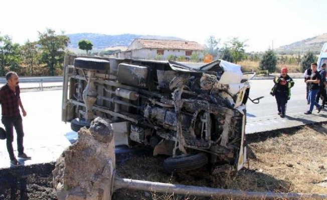 Manisa'da lastiği patlayan süt kamyoneti devrildi; şoför yaralı