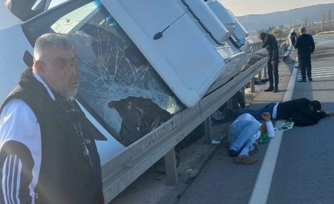 Bergama Belediyespor maçına giden rakip takım Osmaniyespor taraftarlarını taşıyan araç kaza yaptı! 1 kişi öldü