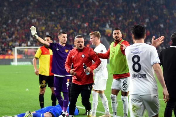 VİDEO HABER! Göztepe - Altay maçı tatil edildi tribünlerden havai fişek atıldı