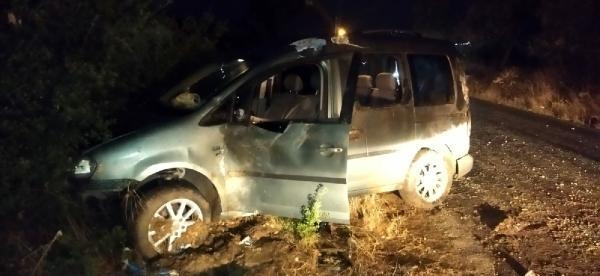 Manisa'da hafif ticari araç takla attı: 1'i ağır 2 yaralı