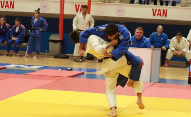 Manisalı judocular lige iddialı başladı