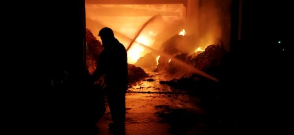 Uşak'ta tekstil firmasının deposunda yangın çıktı