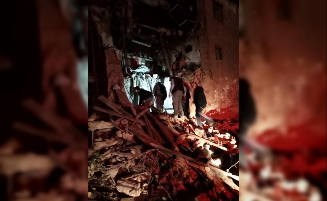 Manisa'da kerpiç evin çatısı çöktü: 1 yaralı