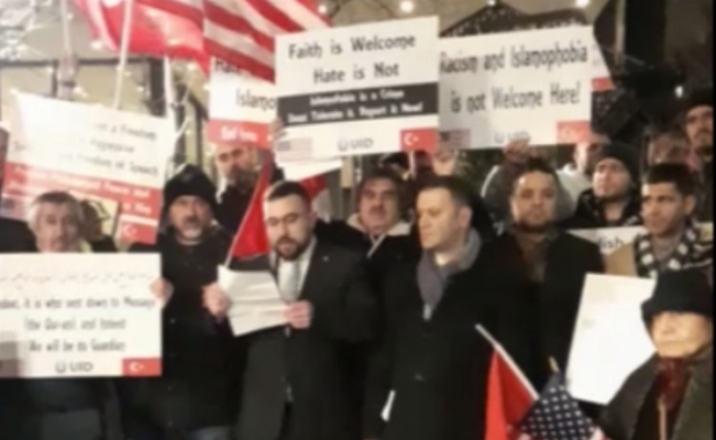İsveç'in saygısızlığına New York'ta karanfilli protesto