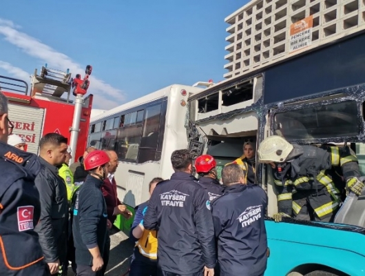 Kayseri'de halk otobüsleri çarpıştı: 15 yaralı