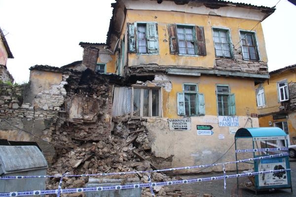 Kuşadası'nda iki katlı tarihi ev depremde kısmen yıkıldı