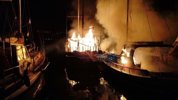 Bodrum'da limandaki 2 tekne yandı