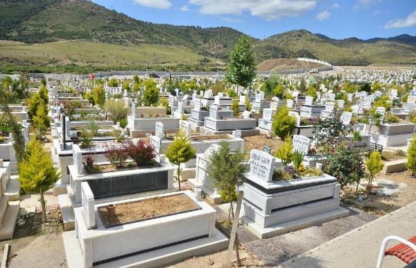 İzmir'de mezarlar doldu taştı: Ölecek yer kalmadı!