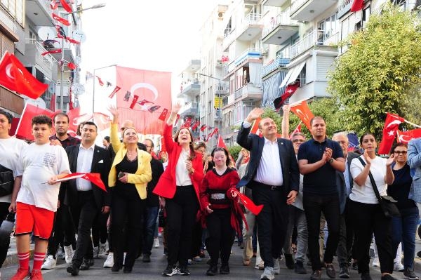 Balçova'da 19 Mayıs'ı kortej yürüyüşü ve halk oyunları gösterileriyle kutladı