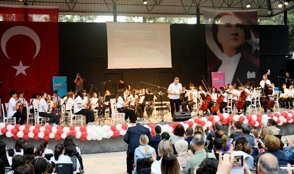 Bornova'nın çocukları şarkılarını 19 Mayıs için çaldı