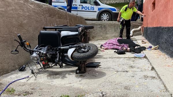 Evin duvarına çarpan elektrikli bisikletin sürücüsü öldü, eşi ağır yaralandı