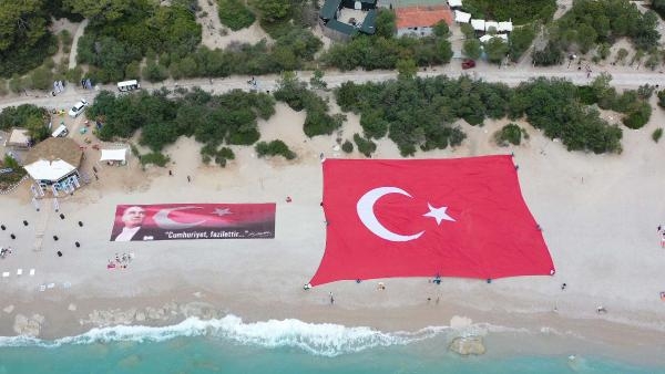 Fethiye'de sahilde bin metrekarelik bayrak açıp, su altında resim sergilediler