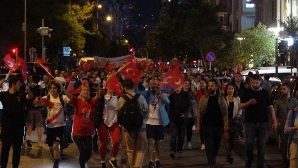 İzmir'de '19 Mayıs' coşkusu; 'Gençlik Yürüyüşü' ve Mabel Matiz konseri düzenlendi