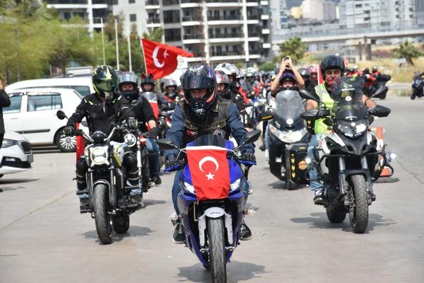 İzmir'de motorculardan 19 Mayıs korteji