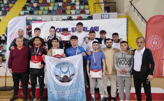 Mudanyalı güreşçiler Türkiye Şampiyonu oldu