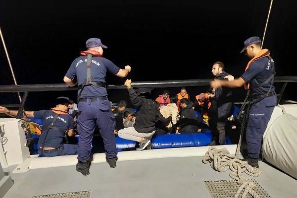 Çanakkale'de sahil güvenlik operasyonu! 61 kaçak göçmen yakalandı