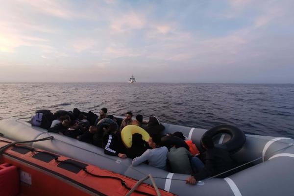 Kuşadası'nda 3 lastik botta 93 kaçak göçmen yakalandı