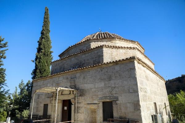 Servi minareli tarihi camiye 'silüet' dokunuşu