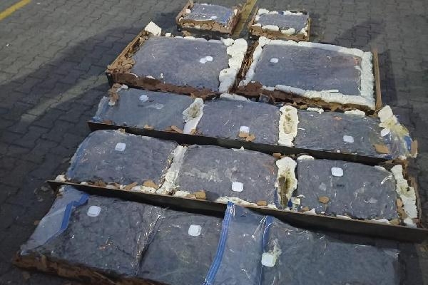 Mobilyalar arasına gizlenmiş 46 kilogram uyuşturucu ele geçirildi