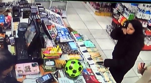 Avcılar'da markette cep telefonu hırsızlığı kamerada 