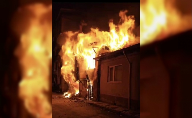 Devrilen elektrikli ısıtıcıdan çıkan yangında 2 katlı ev harabeye döndü: 1 yaralı 
