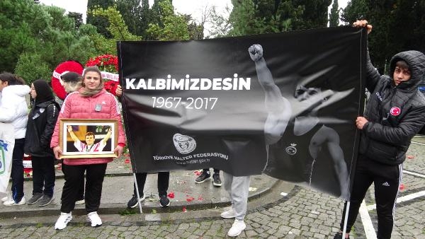 Esfane sporcu Naim Süleymanoğlu, kabri başında anıldı