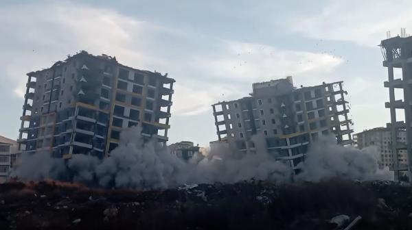 Malatya'da 12'şer katlı 2 bina, patlatılarak yıkıldı