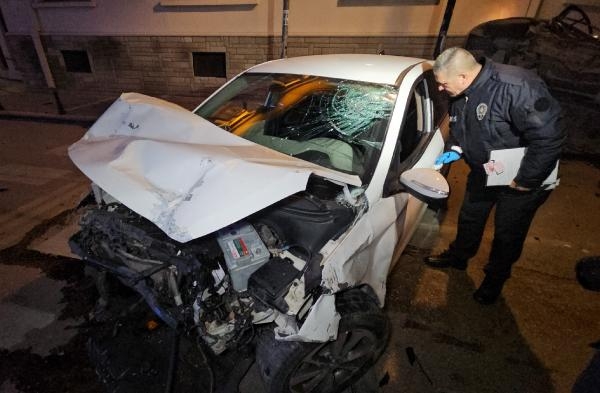 Adana'da 2 otomobil çarpıştı, sürücüler yaralandı
