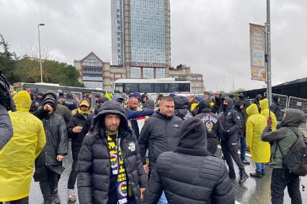 Fenerbahçe taraftarı stada ulaştı