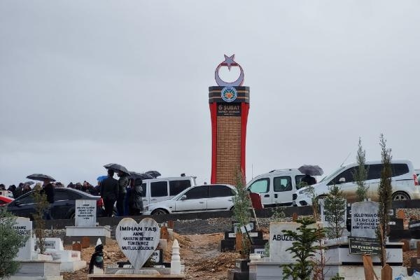 Malatya'da depremde ölenlerin isimleri anıtta yaşatılıyor