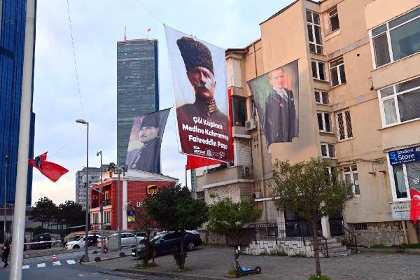 Suudi Arabistan Başkonsolosluğu'nun olduğu sokağa Atatürk, Fahreddin Paşa görselleri ve Türk bayrakları asıldı