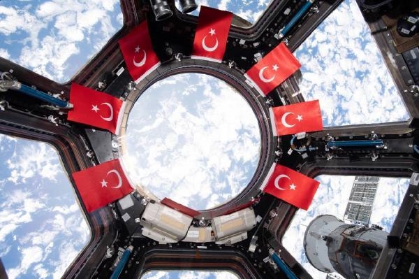Gezeravcı’dan Türk bayraklı paylaşım