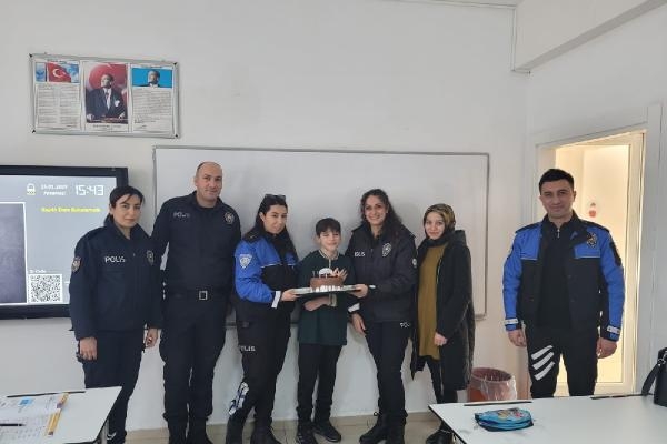 Polislerden, şehit meslektaşlarının oğluna sürpriz doğum günü kutlaması