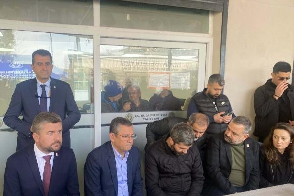 CHP lideri Özgür Özel İzmir’de öldürülen taksicinin ailesine taziye ziyaretinde bulundu